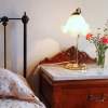 Detail im Schlafzimmer - Lampe und Nachttischchen